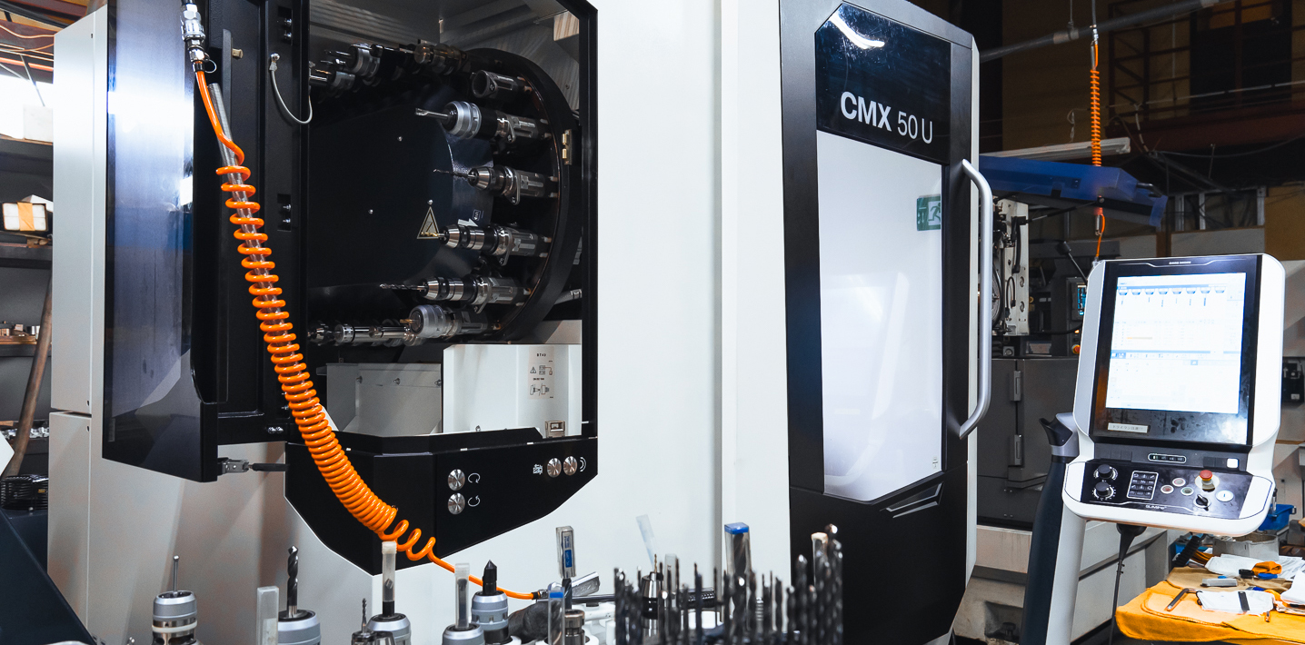 新潟県胎内市|株式会社近江産業の工場内設備|同時5軸マシニングセンタ