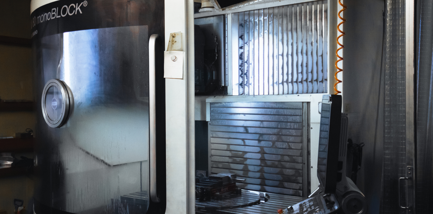 新潟県胎内市|株式会社近江産業の工場内設備|同時5軸マシニングセンタ